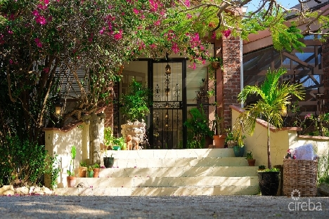 Villa toscana 4 bedroom private palazzo at cottage beach reduced!