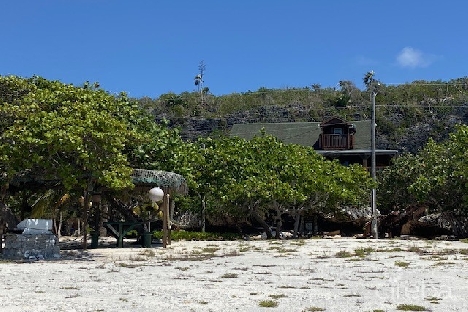 Dolphin lookout tree house and beach lot in south side