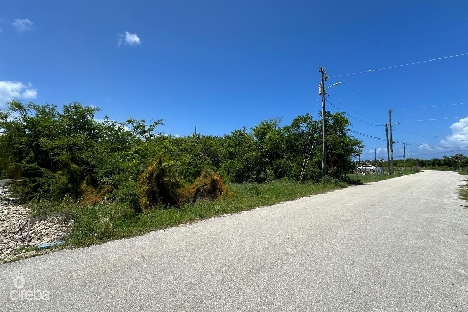 Large lot in beautiful west bay