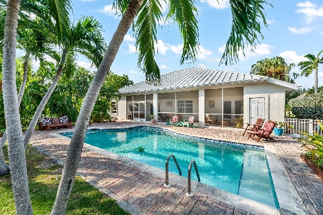 Paradise close 18, canal front home
