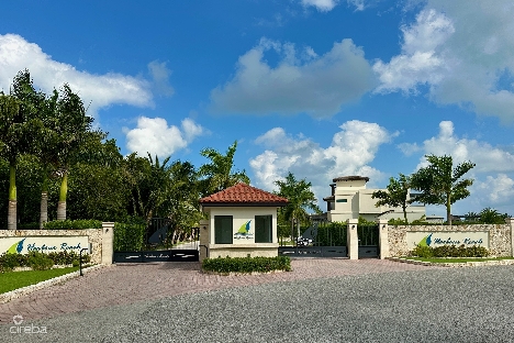 Harbour reach canal front