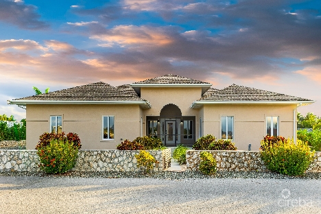 Immaculate 3br family home w/ adjacent canal lot