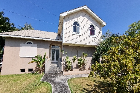 Fixer-upper house on 0.77 acres near the shores