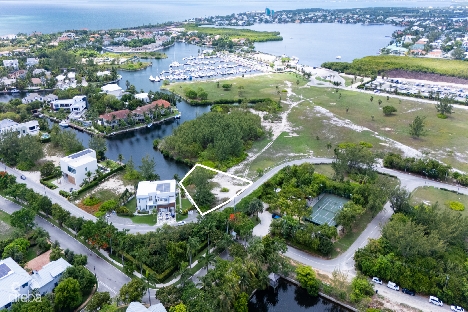 Yacht club canal front parcel