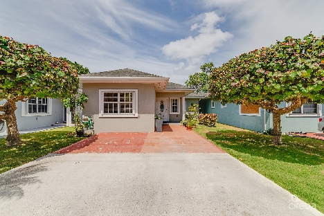 Tropical mews 2 bed home