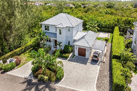 The lakes executive family home with pool