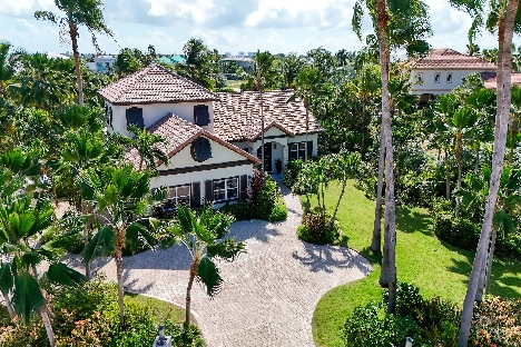 Fully renovated 4-bed canal front home with den & dock | the shores