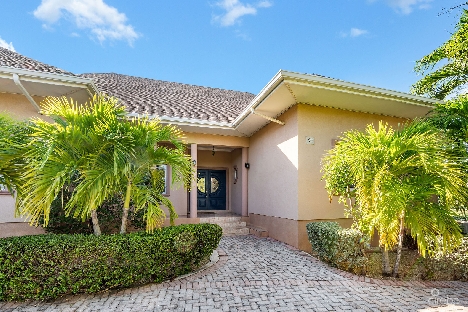 Large 5- bedroom home in beach bay, bodden town