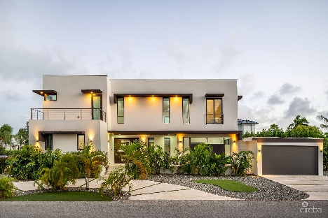 Daum quay 12, crystal harbour canal front home