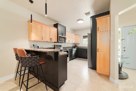 Spacious 3 bed + den townhome at l’ambience