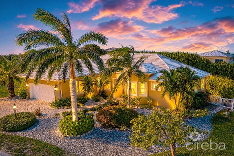 The shores family home  with swimming pool