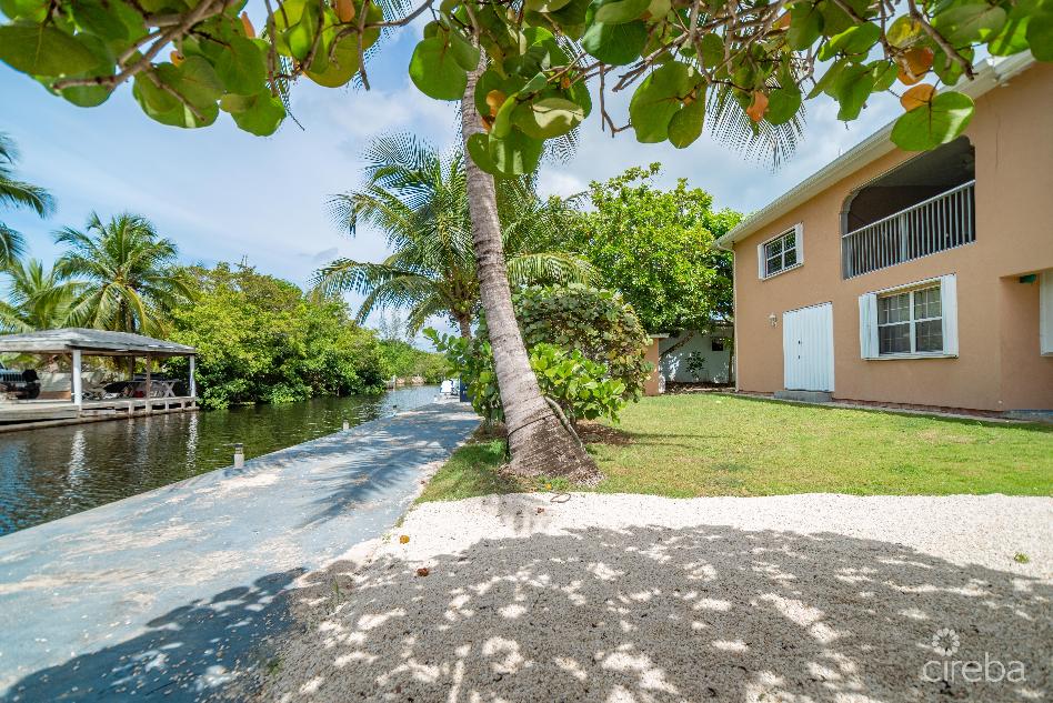 Newly renovated!! canal home, 100ft cement dock, outdoor bbq area + studio apartment