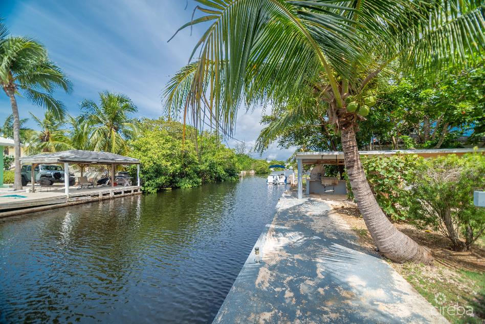 Newly renovated!! canal home, 100ft cement dock, outdoor bbq area + studio apartment