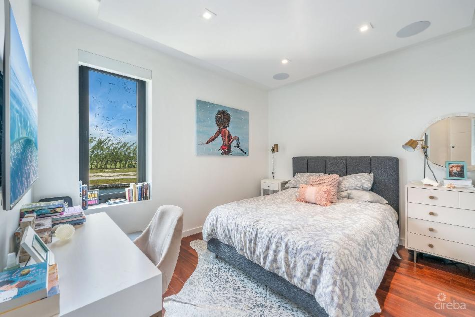 Crystal harbour daum quay  4 bed with helpers quarters