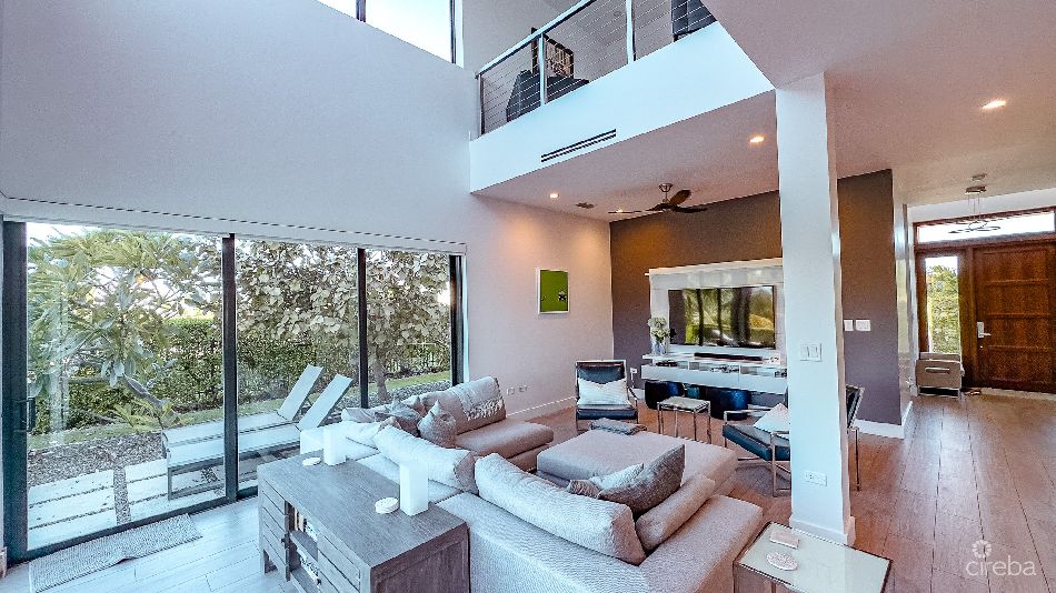 Exquisite modern family home, crystal harbour