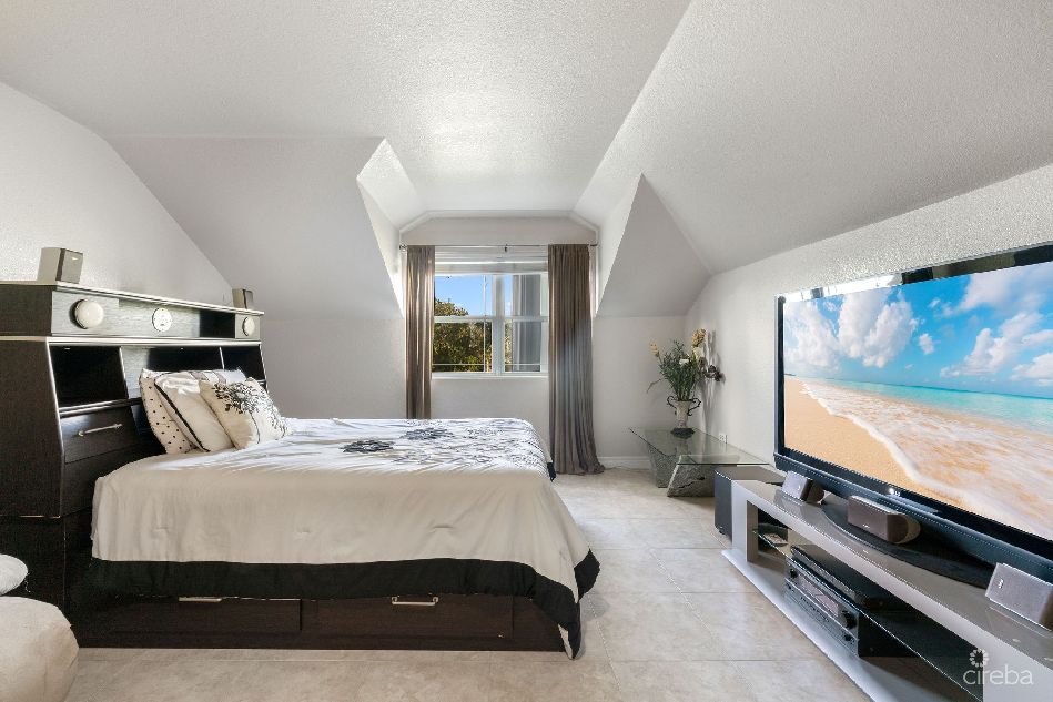 Spacious 3 bed + den townhome at l’ambience