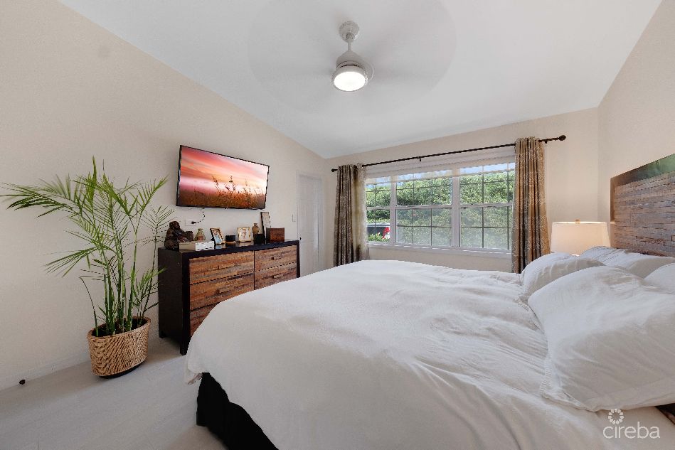 Tropical manor – renovated 2 bed/ 2 bath plus den – corner unit